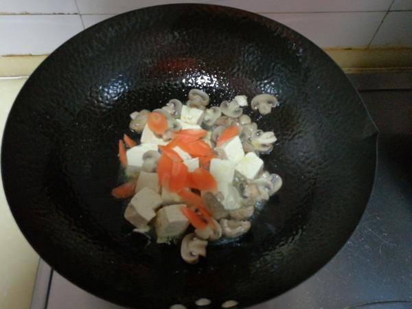 木耳口蘑熘豆腐的做法-家常味熘菜譜