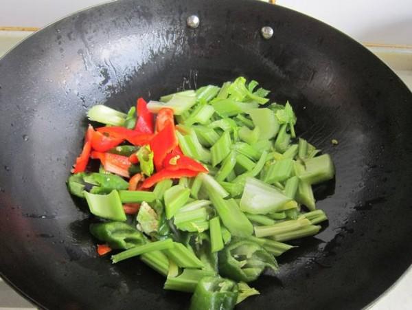 芹菜炒豬肝的做法-家常味炒菜譜-易網健康養生網 芹菜炒豬肝的做法-家常味炒菜譜