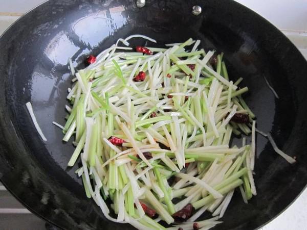 毛芹菜炒土豆的做法-家常味炒菜譜-易網健康養生網 毛芹菜炒土豆的做法-家常味炒菜譜