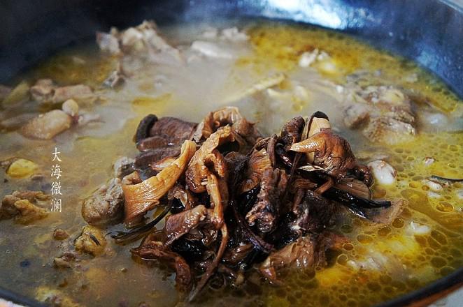 小雞燉蘑菇的做法-家常味燉菜譜