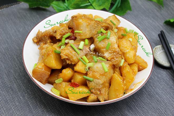 紅燒肉燉土豆的做法-醬香味燒菜譜-易網(wǎng)健康養(yǎng)生網(wǎng) 紅燒肉燉土豆的做法-醬香味燒菜譜