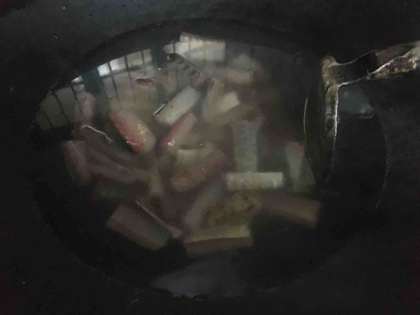 紅燒鱤魚(yú)的做法-香辣味燒菜譜-易網(wǎng)<a href=http://www.xllyou.com/ target=_blank class=infotextkey>健康養(yǎng)生</a>網(wǎng) 紅燒鱤魚(yú)的做法-香辣味燒菜譜