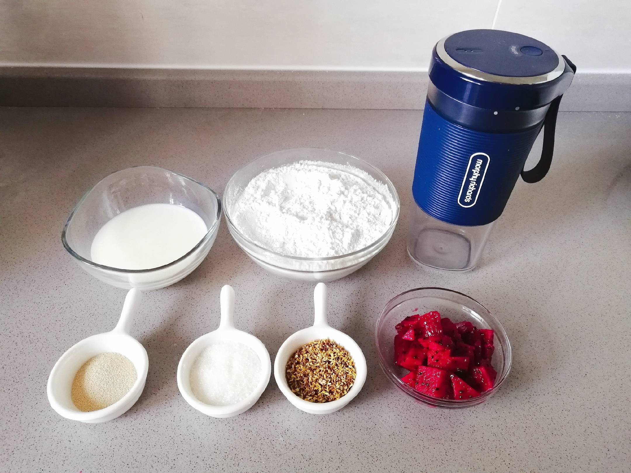 不揉面不醒面,香甜松軟的火龍果蒸糕的做法-甜味蒸菜譜-易網<a href=http://www.xllyou.com/ target=_blank class=infotextkey>健康養生</a>網 不揉面不醒面,香甜松軟的火龍果蒸糕的做法-甜味蒸菜譜