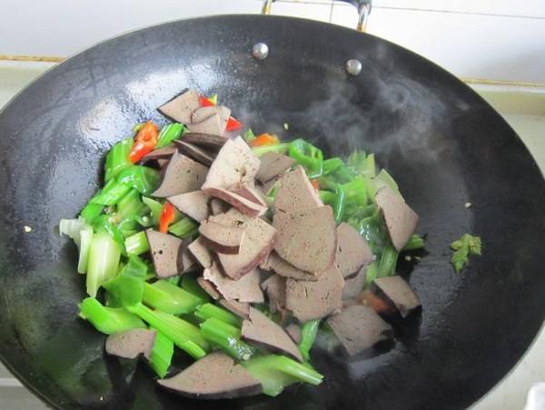 芹菜炒豬肝的做法-家常味炒菜譜-易網健康養生網 芹菜炒豬肝的做法-家常味炒菜譜