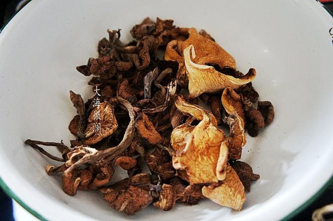 小雞燉蘑菇的做法-家常味燉菜譜