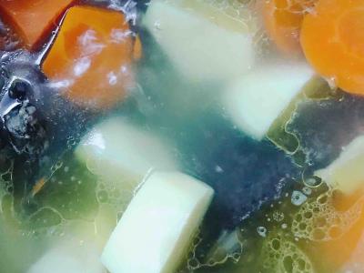 胡蘿卜燉烏雞湯的做法-咸鮮味煲菜譜