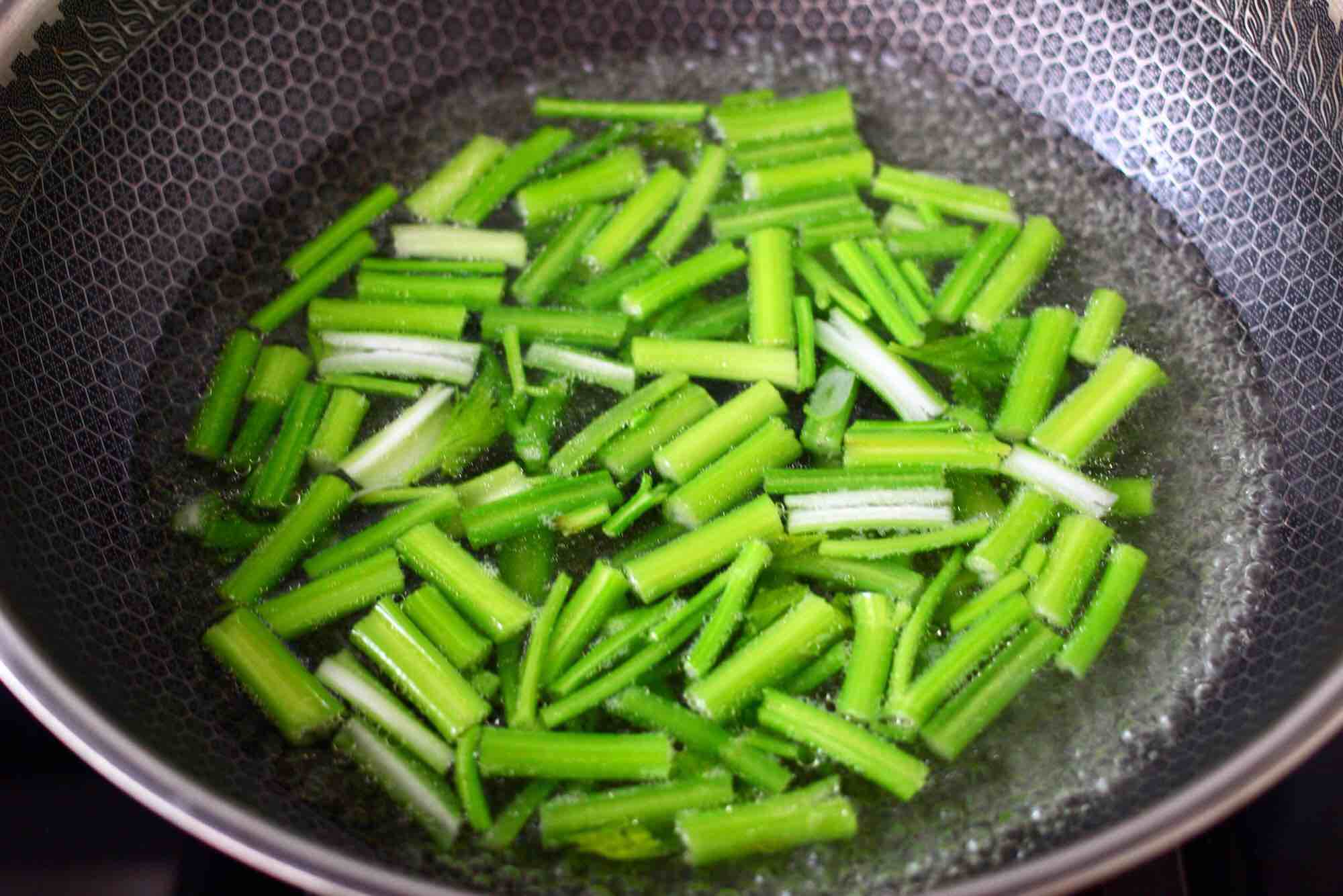 芹菜炒香菇的做法-咸鮮味炒菜譜