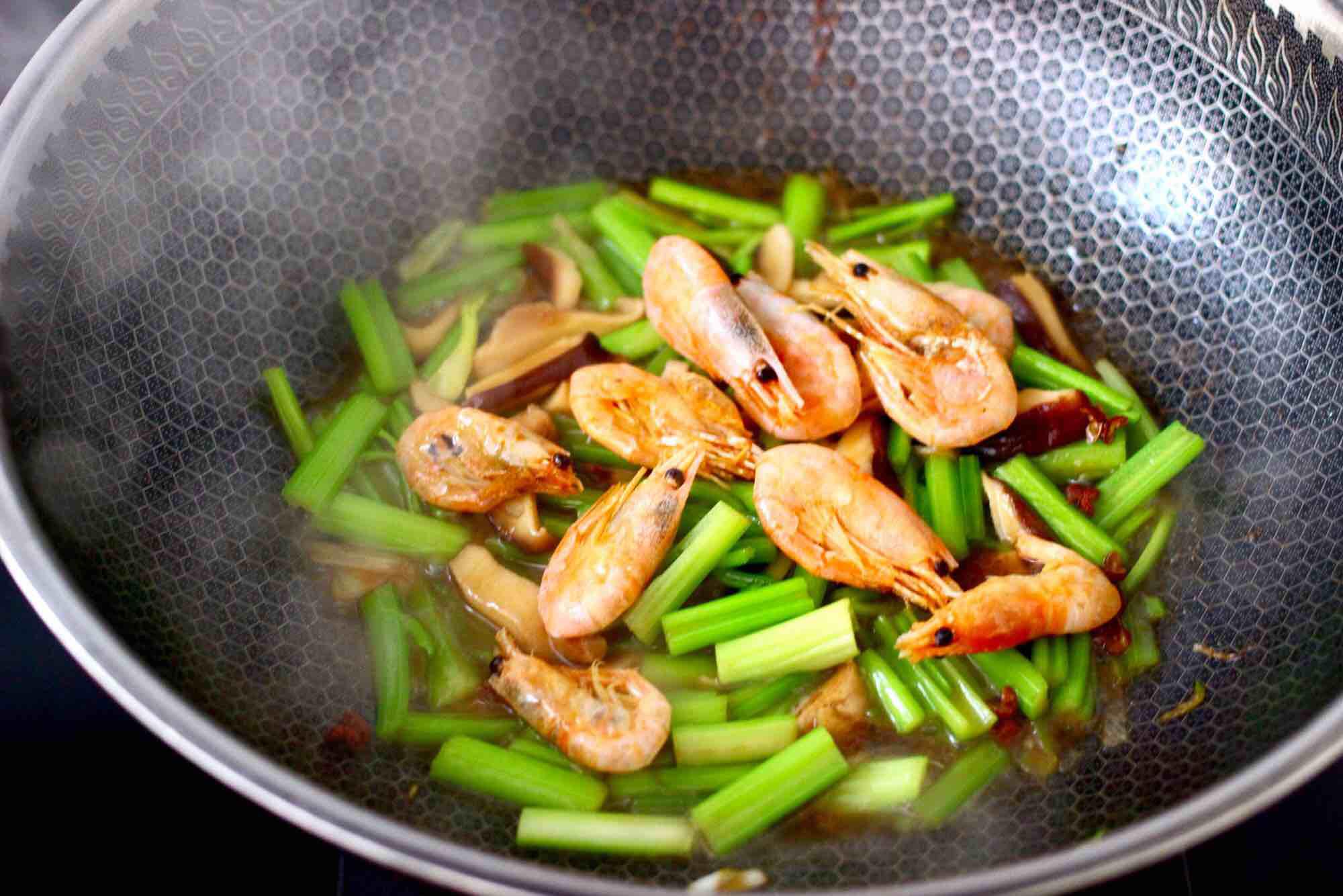 芹菜炒香菇的做法-咸鮮味炒菜譜