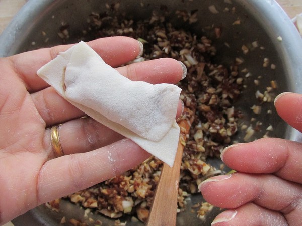 香菇餛飩的做法-酸辣味煮菜譜-易網健康養生網 香菇餛飩的做法-酸辣味煮菜譜
