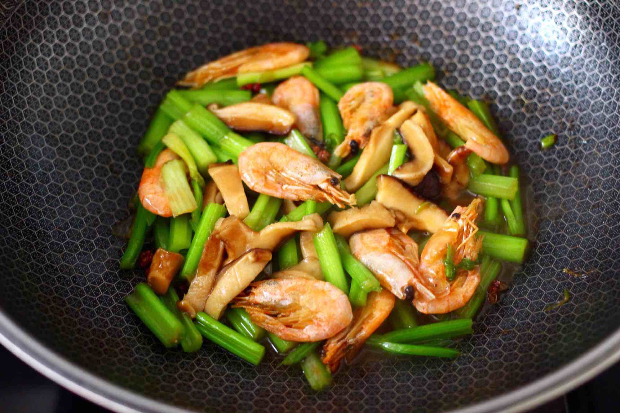 芹菜炒香菇的做法-咸鮮味炒菜譜