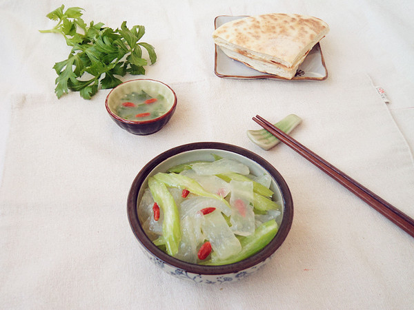 芹菜炒燜子的做法-家常味炒菜譜-易網健康養生網 芹菜炒燜子的做法-家常味炒菜譜