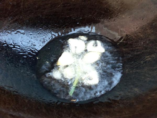 芹菜炒燜子的做法-家常味炒菜譜-易網健康養生網 芹菜炒燜子的做法-家常味炒菜譜