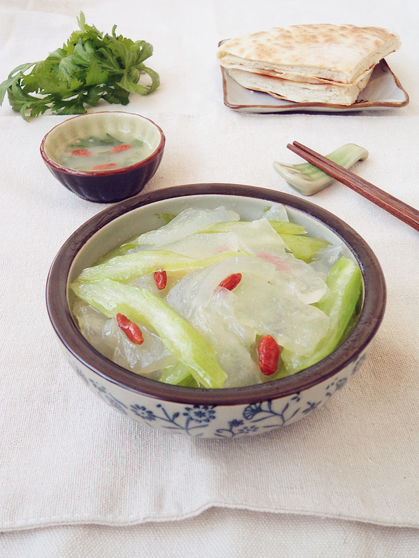 芹菜炒燜子的做法-家常味炒菜譜-易網健康養生網 芹菜炒燜子的做法-家常味炒菜譜