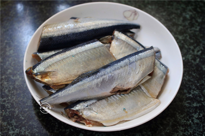 香煎秋刀魚的做法-家常味煎菜譜-易網<a href=http://www.xllyou.com/ target=_blank class=infotextkey>健康養生</a>網 香煎秋刀魚的做法-家常味煎菜譜