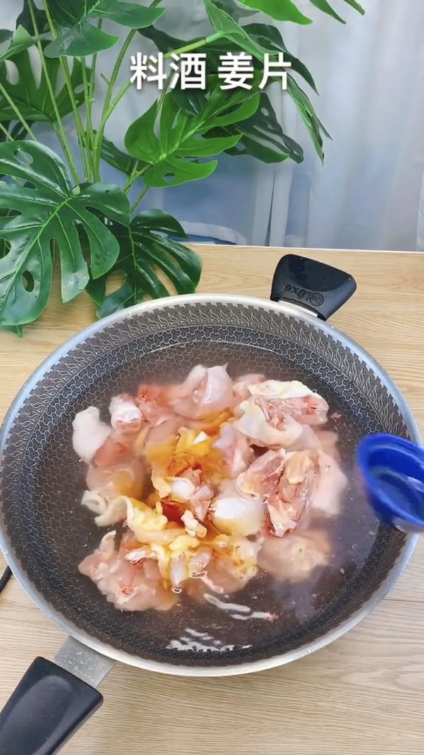 家常燜雞肉的做法-咸鮮味燜菜譜-易網<a href=http://www.xllyou.com/ target=_blank class=infotextkey>健康養生</a>網 家常燜雞肉的做法-咸鮮味燜菜譜