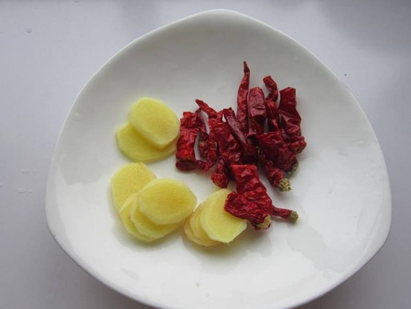 香辣雞煲的做法-家常味燉菜譜-易網健康養(yǎng)生網 香辣雞煲的做法-家常味燉菜譜