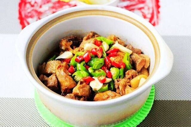 香辣雞煲的做法-家常味燉菜譜-易網健康養(yǎng)生網 香辣雞煲的做法-家常味燉菜譜