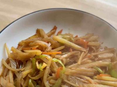 超級(jí)好吃的酸辣土豆絲的做法-香辣味炒菜譜