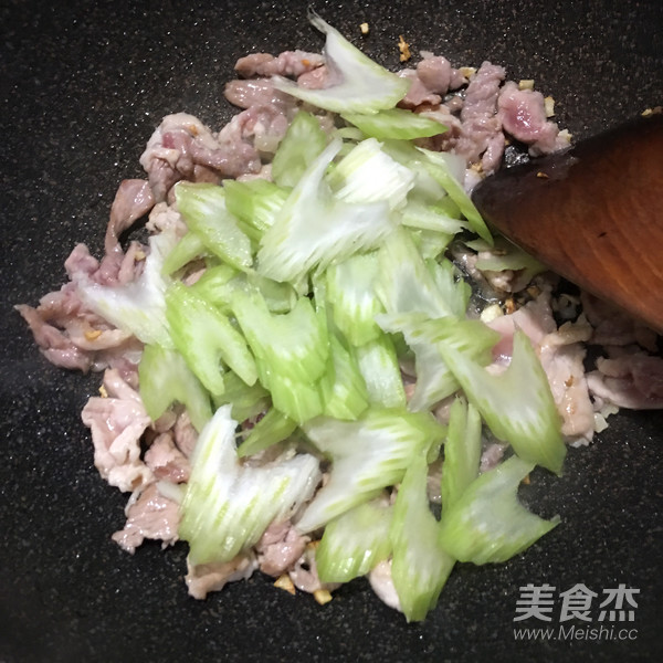 西芹炒肉片的做法-家常味炒菜譜-易網健康養生網 西芹炒肉片的做法-家常味炒菜譜