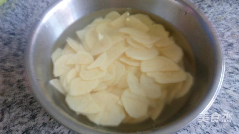 炒土豆片的做法-家常味炒菜譜-易網(wǎng)<a href=http://www.xllyou.com/ target=_blank class=infotextkey>健康養(yǎng)生</a>網(wǎng) 炒土豆片的做法-家常味炒菜譜