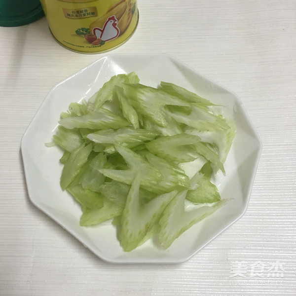 西芹炒肉片的做法-家常味炒菜譜-易網健康養生網 西芹炒肉片的做法-家常味炒菜譜