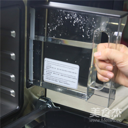 【滋補(bǔ)暖心】黃花菜蟲草花燉雞湯的做法-家常味燉菜譜-易網(wǎng)健康養(yǎng)生網(wǎng) 【滋補(bǔ)暖心】黃花菜蟲草花燉雞湯的做法-家常味燉菜譜