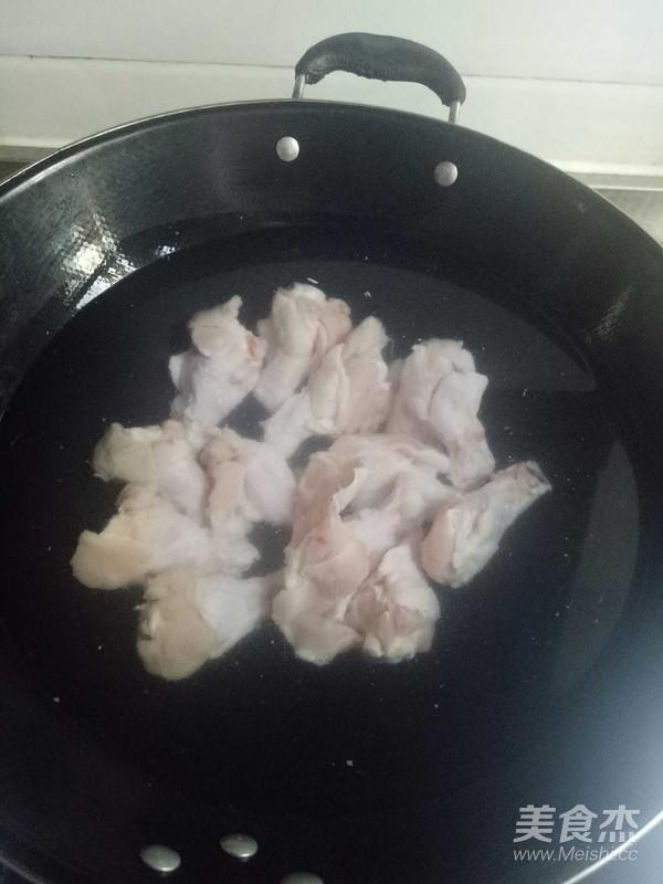 雞翅根炒土豆片的做法-家常味爆菜譜-易網(wǎng)<a href=http://www.xllyou.com/ target=_blank class=infotextkey>健康養(yǎng)生</a>網(wǎng) 雞翅根炒土豆片的做法-家常味爆菜譜