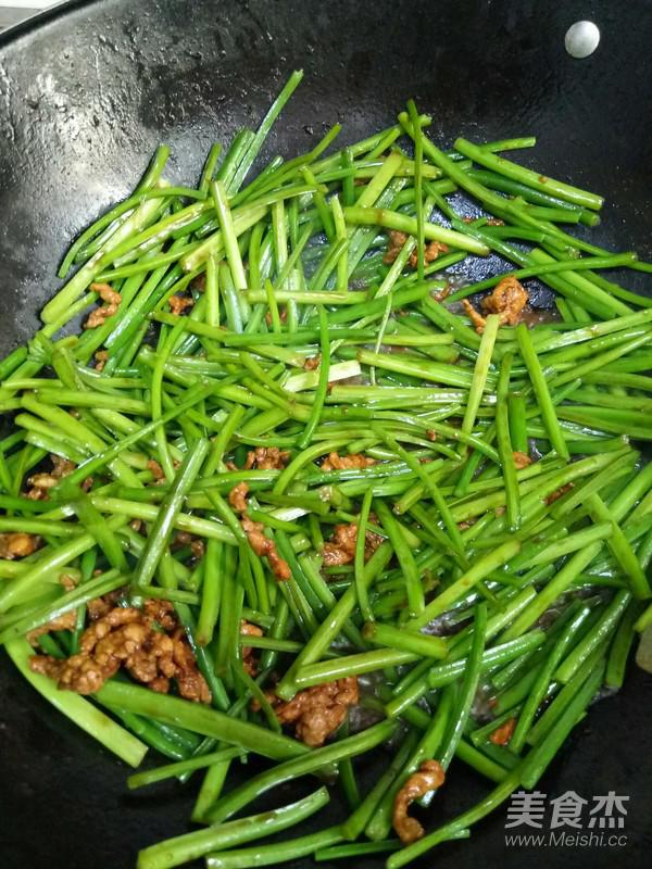 韭菜花炒肉的做法-家常味爆菜譜-易網健康養生網 韭菜花炒肉的做法-家常味爆菜譜