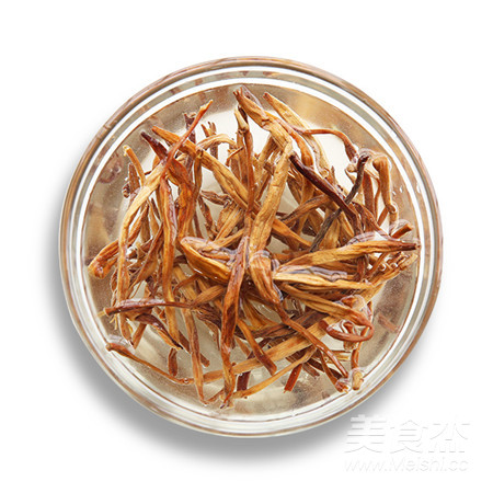 【滋補(bǔ)暖心】黃花菜蟲草花燉雞湯的做法-家常味燉菜譜-易網(wǎng)<a href=http://www.xllyou.com/ target=_blank class=infotextkey>健康養(yǎng)生</a>網(wǎng) 【滋補(bǔ)暖心】黃花菜蟲草花燉雞湯的做法-家常味燉菜譜