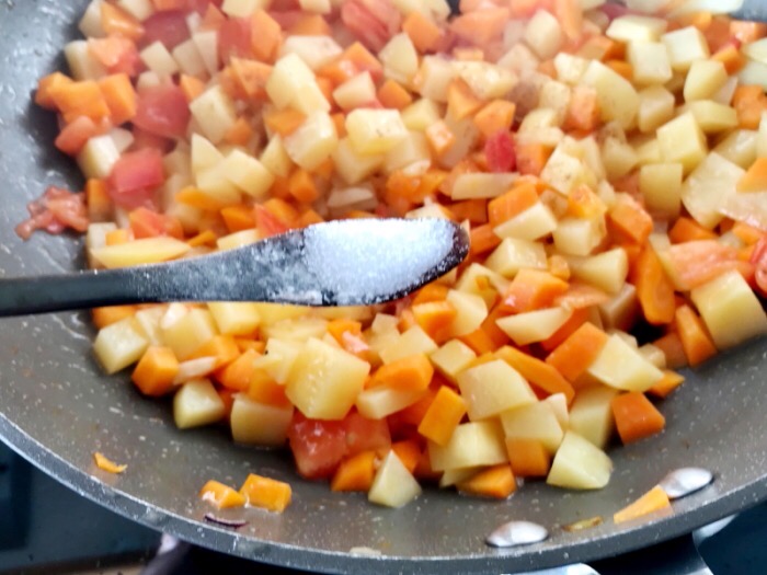 時蔬牛肉燉 Lapskaus的做法-家常味燉菜譜-易網(wǎng)健康養(yǎng)生網(wǎng) 時蔬牛肉燉 Lapskaus的做法-家常味燉菜譜