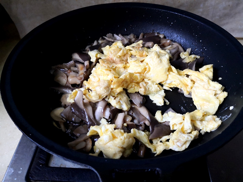 雞蛋炒蘑菇的做法-家常味炒菜譜-易網健康養生網 雞蛋炒蘑菇的做法-家常味炒菜譜