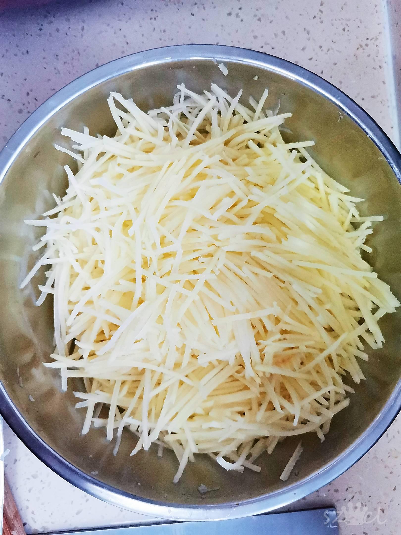 炒土豆絲的做法-咸鮮味炒菜譜-易網<a href=http://www.xllyou.com/ target=_blank class=infotextkey>健康養生</a>網 炒土豆絲的做法-咸鮮味炒菜譜