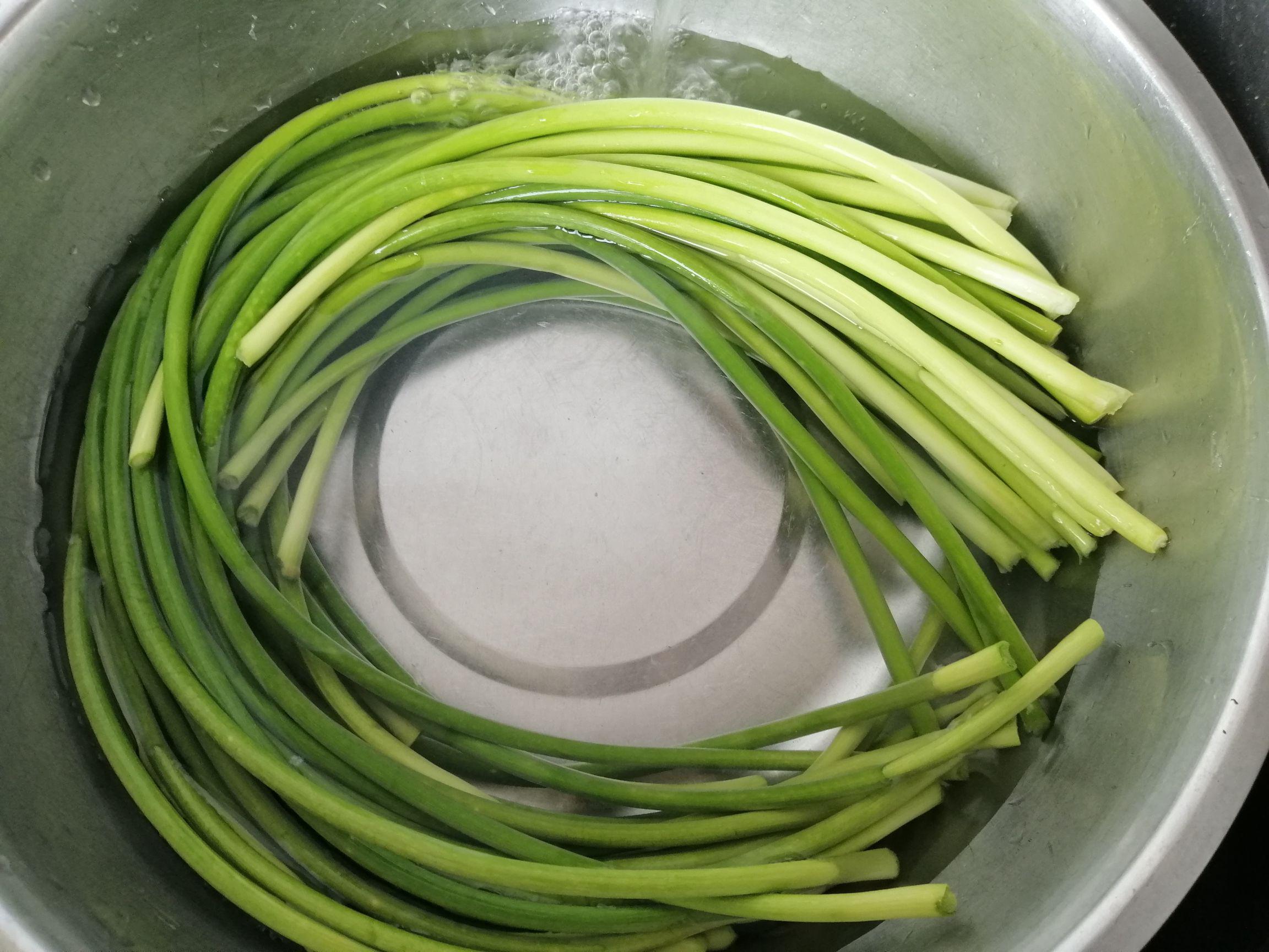 蒜苔炒肉,小朋友來(lái)做菜的做法-家常味炒菜譜-易網(wǎng)<a href=http://www.xllyou.com/ target=_blank class=infotextkey>健康養(yǎng)生</a>網(wǎng) 蒜苔炒肉,小朋友來(lái)做菜的做法-家常味炒菜譜