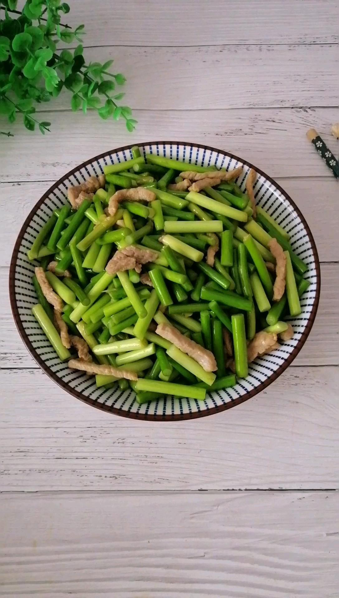蒜苔炒肉，小朋友來(lái)做菜的做法-家常味炒菜譜