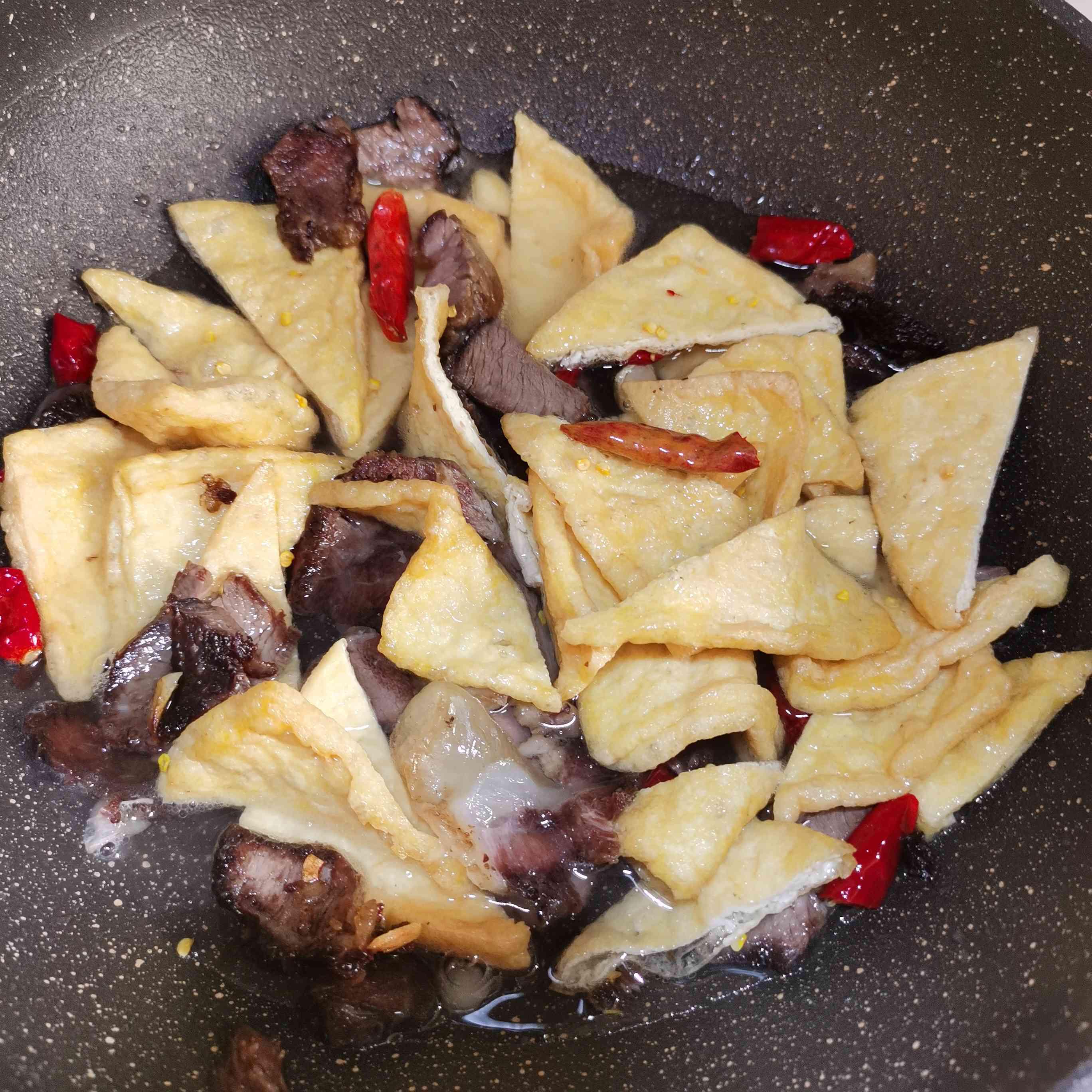 牛肉燒油豆腐的做法-家常味燒菜譜-易網(wǎng)健康養(yǎng)生網(wǎng) 牛肉燒油豆腐的做法-家常味燒菜譜