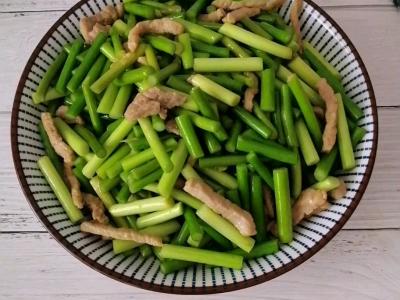 蒜苔炒肉，小朋友來(lái)做菜的做法-家常味炒菜譜