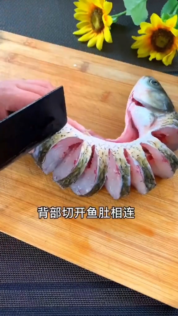蒜蓉辣醬蒸魚的做法-香辣味蒸菜譜-易網<a href=http://www.xllyou.com/ target=_blank class=infotextkey>健康養生</a>網 蒜蓉辣醬蒸魚的做法-香辣味蒸菜譜