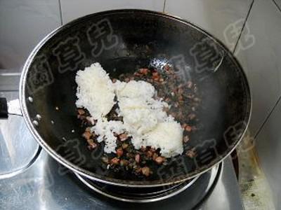雪菜蛋炒飯的做法-家常味炒菜譜