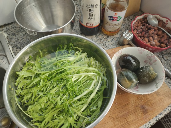 涼拌苦菊皮蛋花生米的做法-家常味拌菜譜-易網<a href=http://www.xllyou.com/ target=_blank class=infotextkey>健康養生</a>網 涼拌苦菊皮蛋花生米的做法-家常味拌菜譜