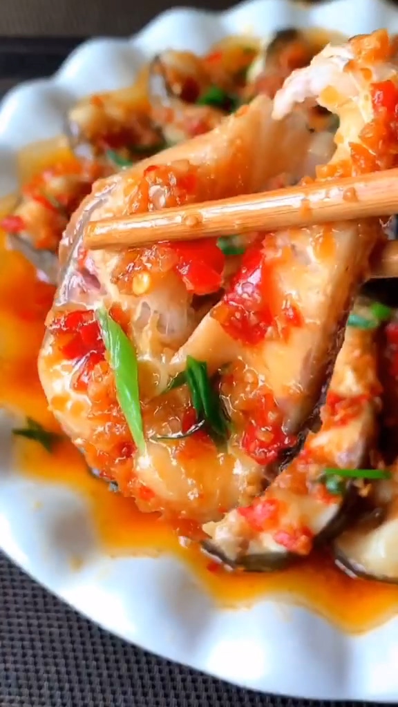 蒜蓉辣醬蒸魚的做法-香辣味蒸菜譜-易網健康養生網 蒜蓉辣醬蒸魚的做法-香辣味蒸菜譜