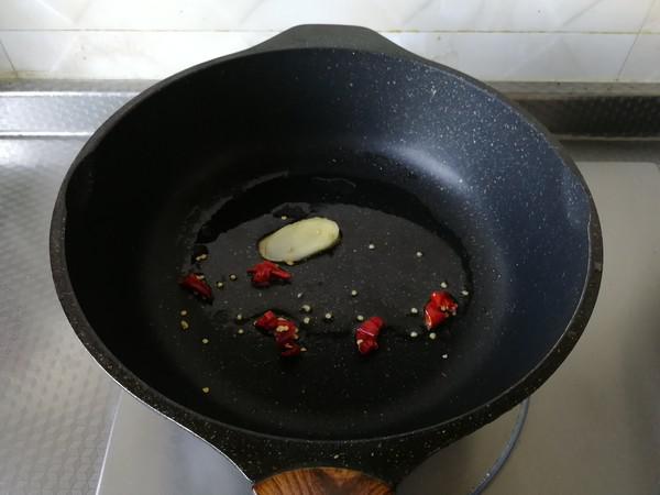 手撕包菜炒肉的做法-咸鮮味炒菜譜-易網健康養生網 手撕包菜炒肉的做法-咸鮮味炒菜譜