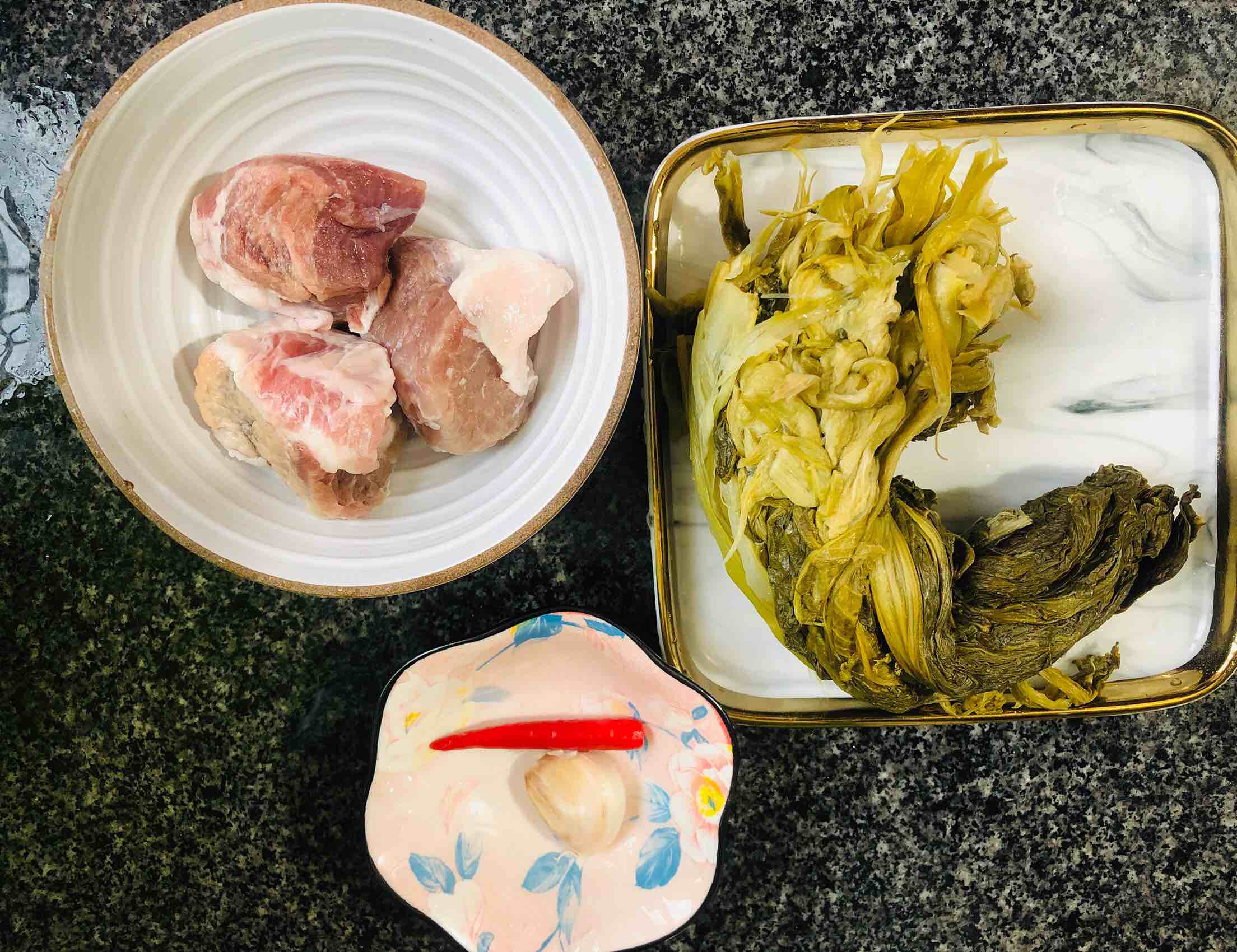 酸菜炒肉的做法-酸辣味炒菜譜-易網(wǎng)<a href=http://www.xllyou.com/ target=_blank class=infotextkey>健康養(yǎng)生</a>網(wǎng) 酸菜炒肉的做法-酸辣味炒菜譜