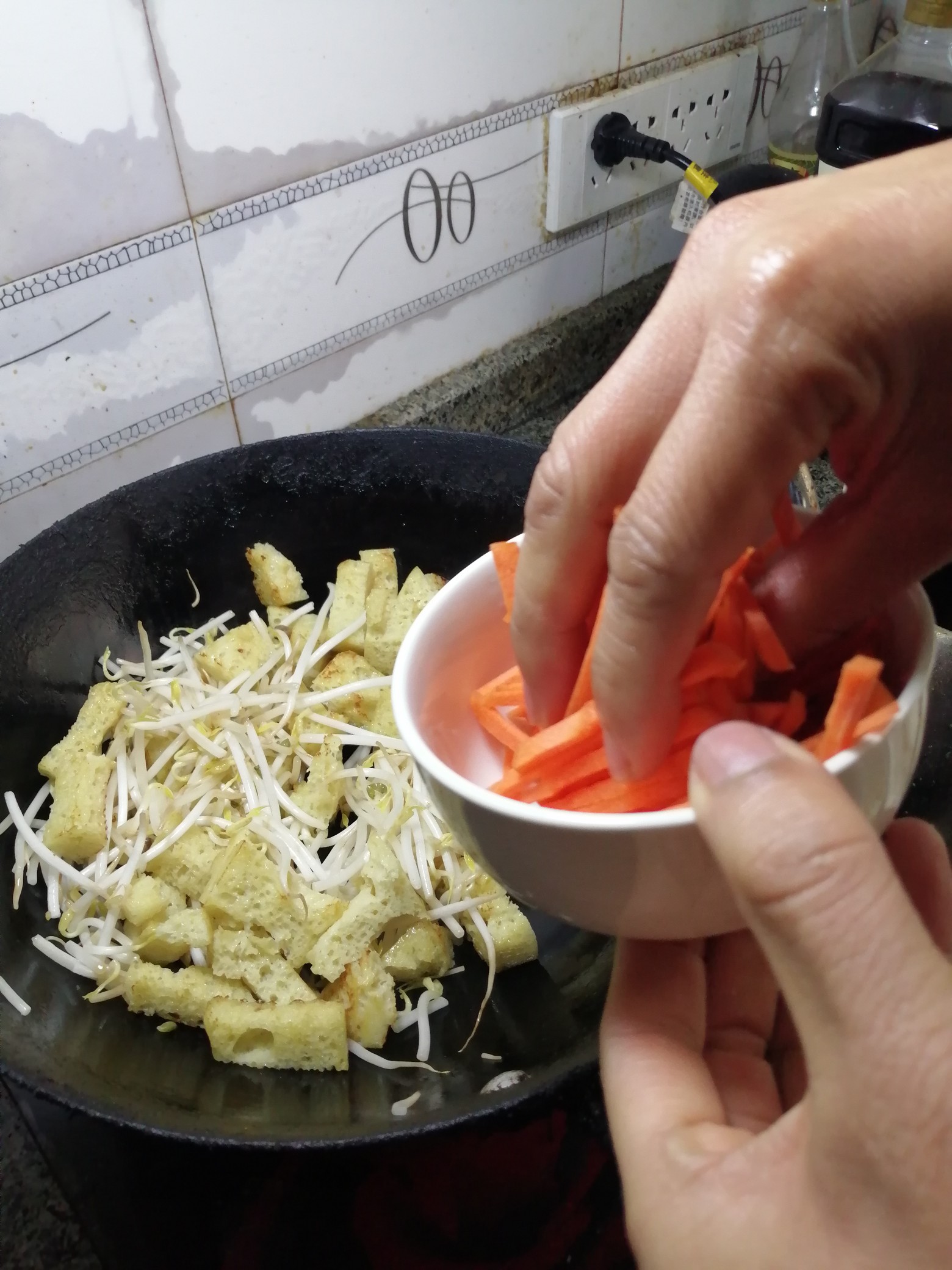 黑胡椒麻花炒涼皮的做法-黑椒味炒菜譜-易網健康養生網 黑胡椒麻花炒涼皮的做法-黑椒味炒菜譜