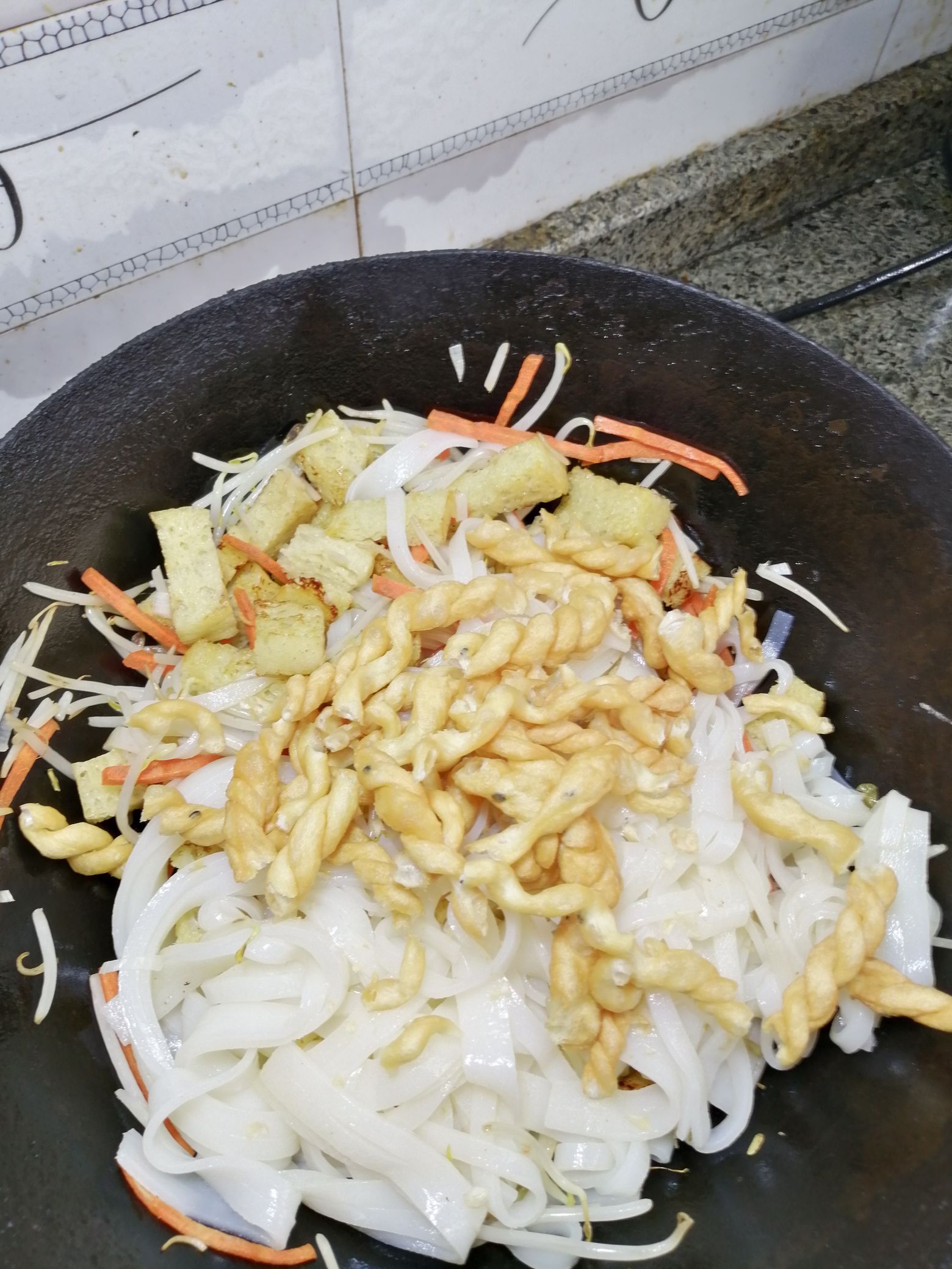 黑胡椒麻花炒涼皮的做法-黑椒味炒菜譜-易網健康養生網 黑胡椒麻花炒涼皮的做法-黑椒味炒菜譜