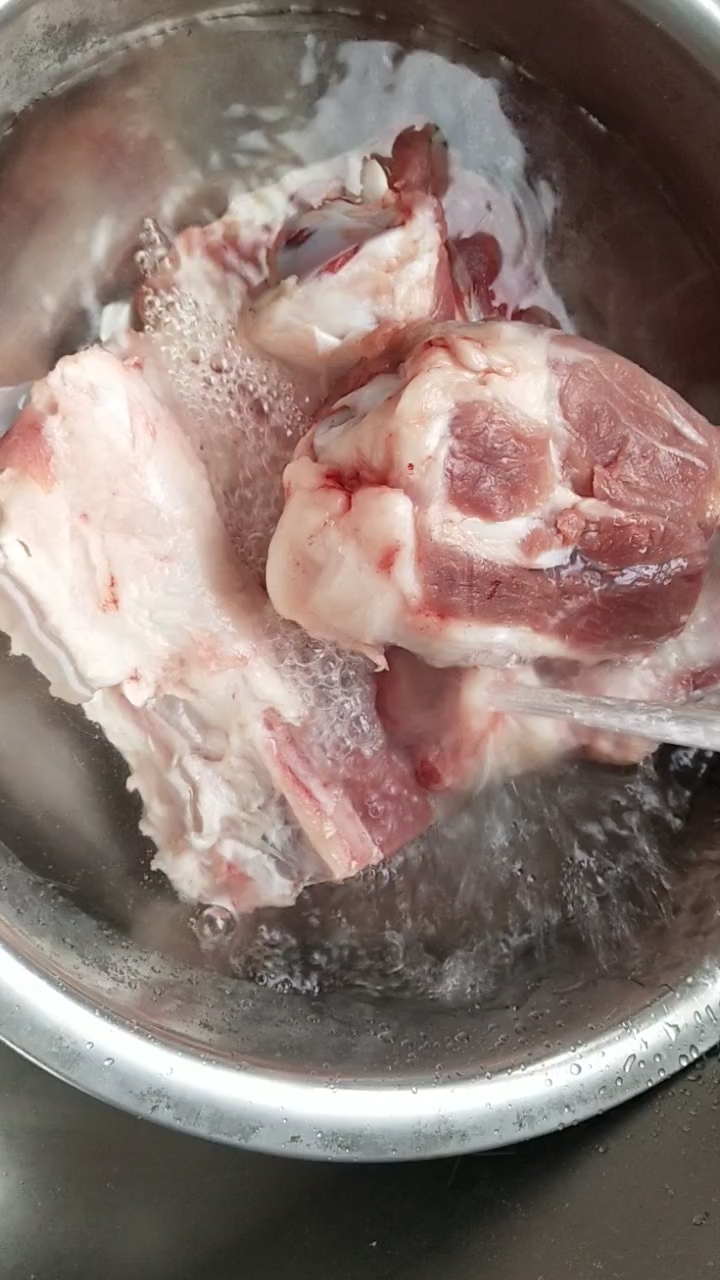 紅燒大棒骨的做法-家常味煮菜譜-易網<a href=http://www.xllyou.com/ target=_blank class=infotextkey>健康養(yǎng)生</a>網 紅燒大棒骨的做法-家常味煮菜譜