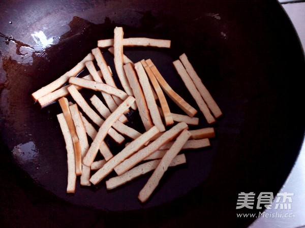 芹菜炒豆干的做法-家常味炒菜譜-易網健康養生網 芹菜炒豆干的做法-家常味炒菜譜