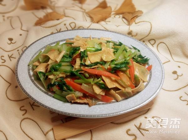 西芹炒豆皮的做法-家常味炒菜譜-易網健康養生網 西芹炒豆皮的做法-家常味炒菜譜