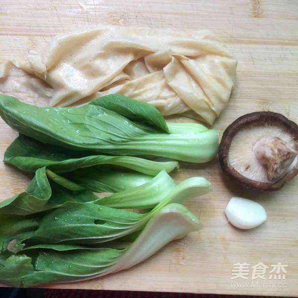 香菇青菜豆腐皮湯的做法-家常味煮菜譜-易網(wǎng)<a href=http://www.xllyou.com/ target=_blank class=infotextkey>健康養(yǎng)生</a>網(wǎng) 香菇青菜豆腐皮湯的做法-家常味煮菜譜