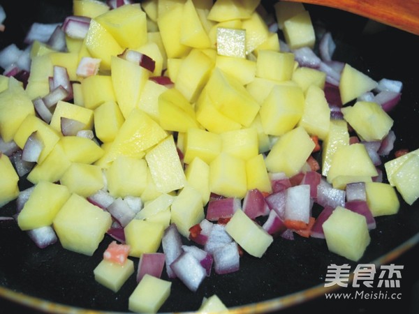 培根土豆?jié)鉁淖龇?咸鮮味煮菜譜