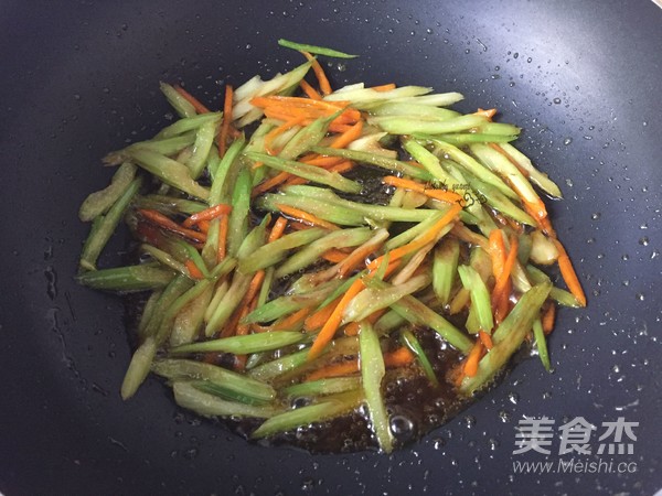 西芹炒核桃仁的做法-家常味炒菜譜-易網健康養生網 西芹炒核桃仁的做法-家常味炒菜譜